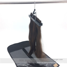 Extensión de pelo y Clips de pelo colgando de la percha madera pinzas